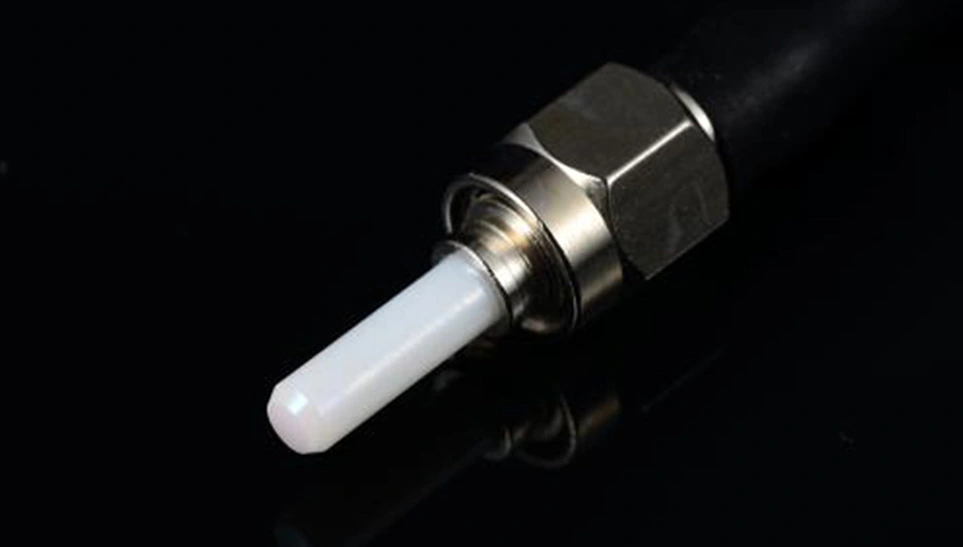 Cola de fibra con punta plana y recubrimiento AR
