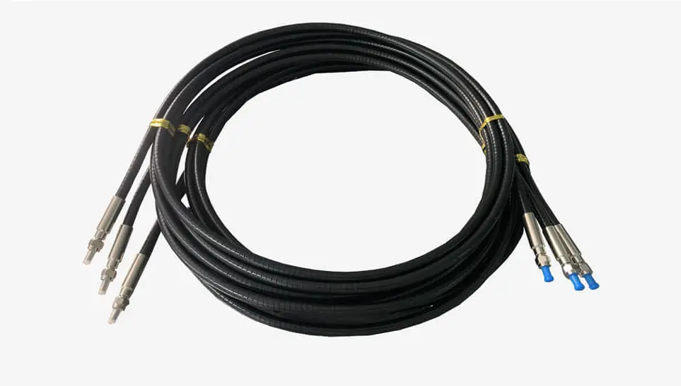 Cordón de fibra óptica con férula cerámica SMA905