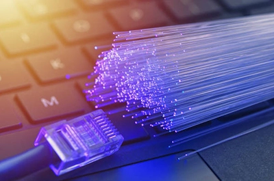 Fibra con lente en el monitoreo de redes ópticas